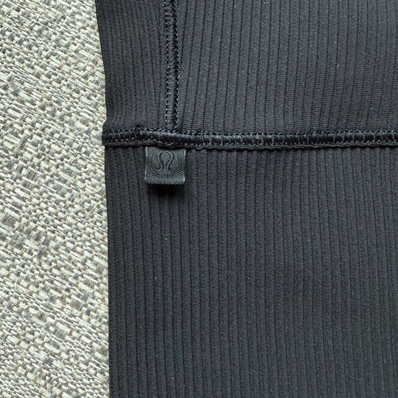 Lululemon Women’s Power Pivot Size 4 Black Ribbed Reversible Tank Top. - Picture 3 of 4